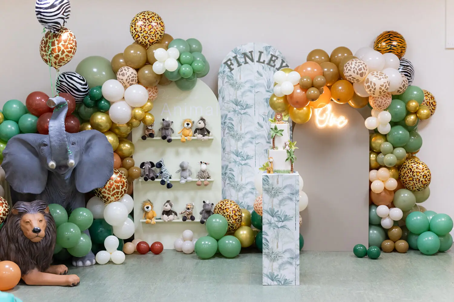 Safari themed decoration for boys first birthday